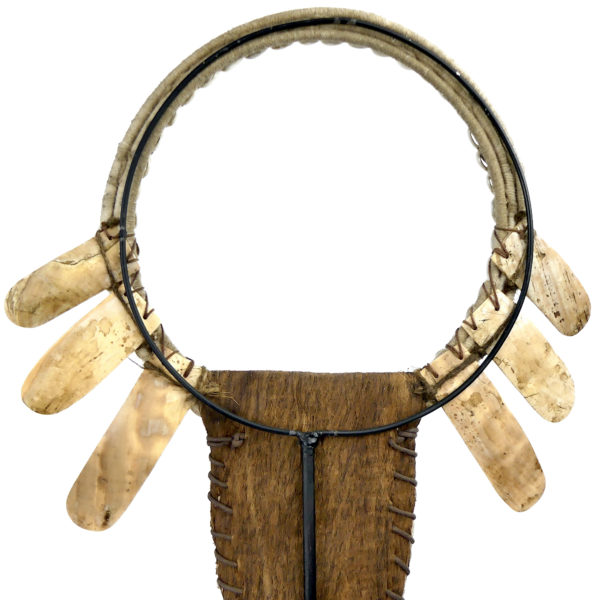 Grand plastron papou de cérémonie sur socle Papouasie-Nouvelle-Guinée (détail)