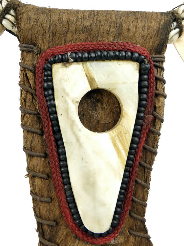 Grand plastron papou de cérémonie sur socle Papouasie-Nouvelle-Guinée (détail)
