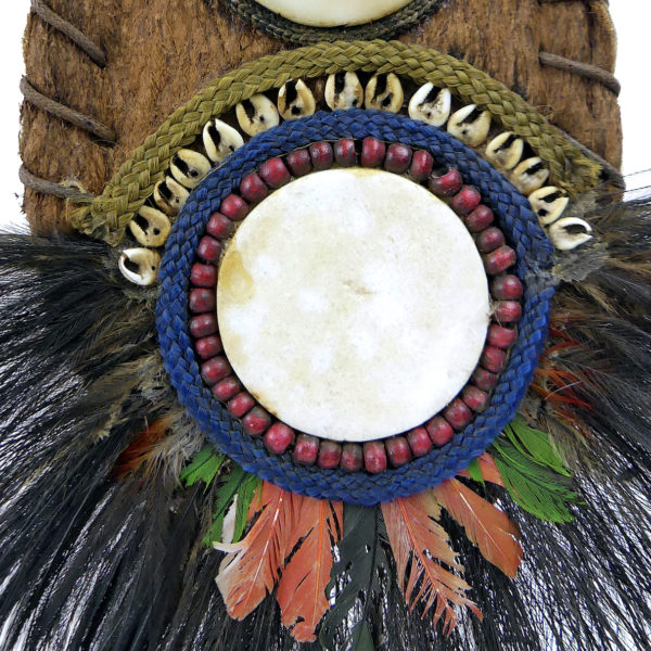 Grand plastron papou de cérémonie sur socle Papouasie-Nouvelle-Guinée (détail)