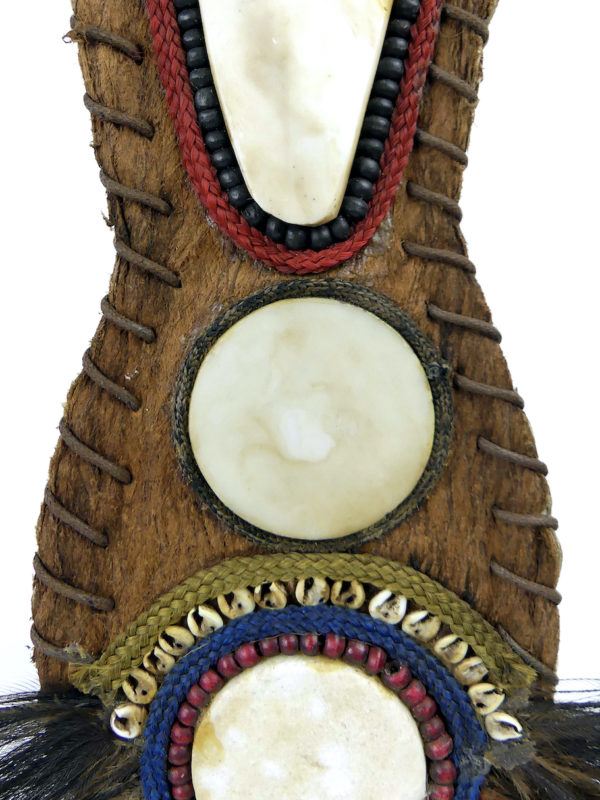 Grand plastron papou de cérémonie sur socle Papouasie-Nouvelle-Guinée (détail)