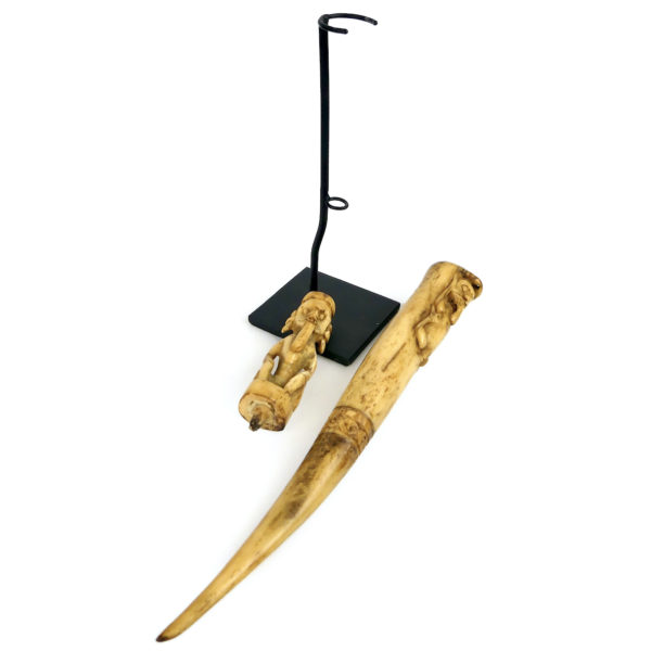 Boîte à médecine Dayak en os de bovin sculpté sur socle métallique noir (détail)