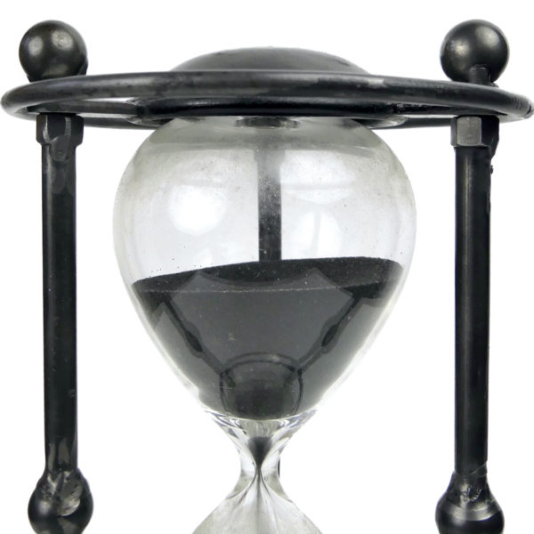 Grand sablier ancien cage trépied en acier et verre (détail)