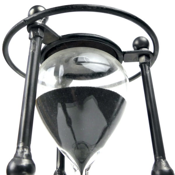 Grand sablier ancien cage trépied en acier et verre (détail)