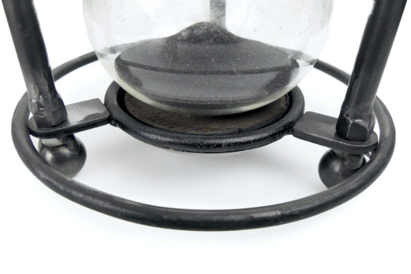 Grand sablier ancien cage trépied en acier et verre (détail)