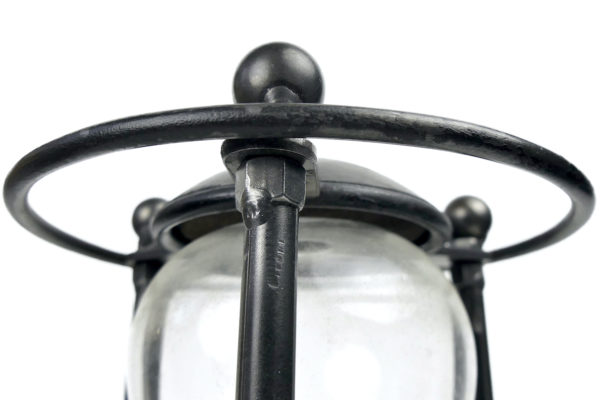 Grand sablier ancien cage trépied en acier et verre (détail)