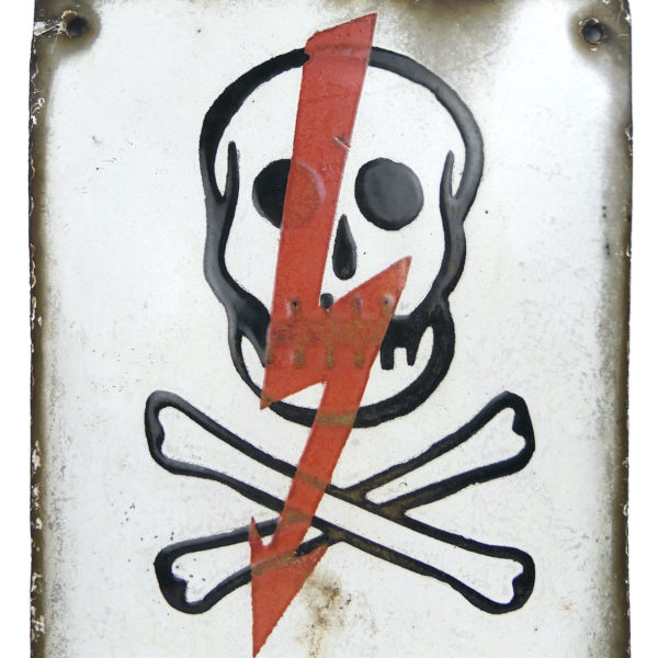 Plaque émaillée polonaise Danger de mort Haute-tension (détail)