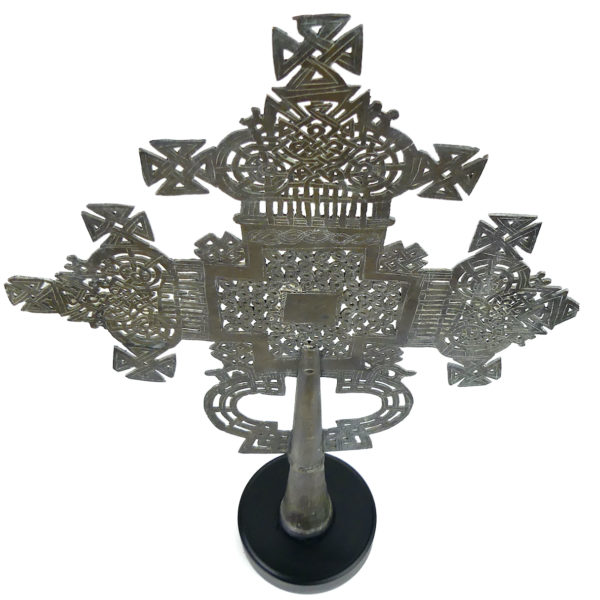 Grande croix processionnelle copte en alliage éthiopien sur pied en marbre noir (dessus 3/4)