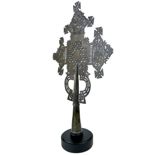 Grande croix processionnelle copte en alliage éthiopien sur pied en marbre noir (3/4)