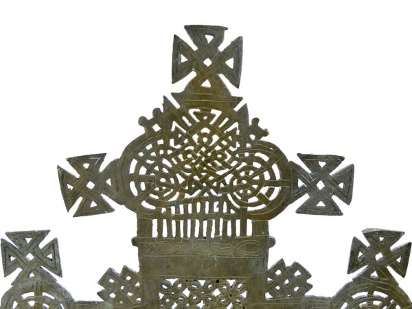 Grande croix processionnelle copte en alliage éthiopien sur pied en marbre noir (détail)