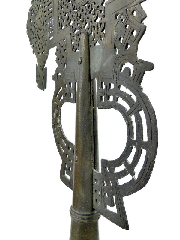 Grande croix processionnelle copte en alliage éthiopien sur pied en marbre noir (détail)