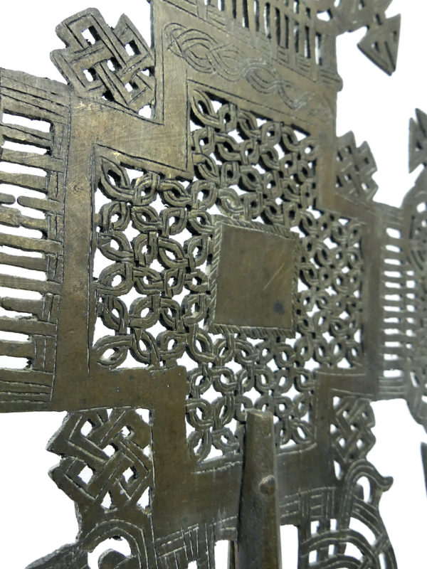 Grande croix processionnelle copte en alliage éthiopien sur pied en marbre noir (détail)