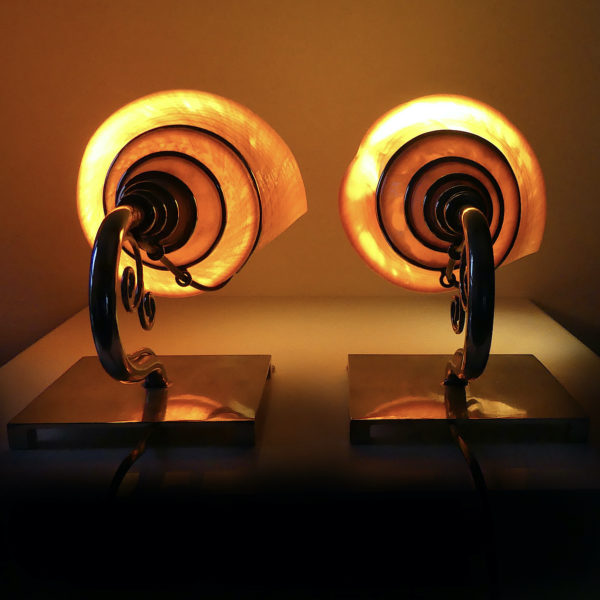 Deux appliques coquillages Syrinx aruanus montés en lampes murales Indonésie (allumées)