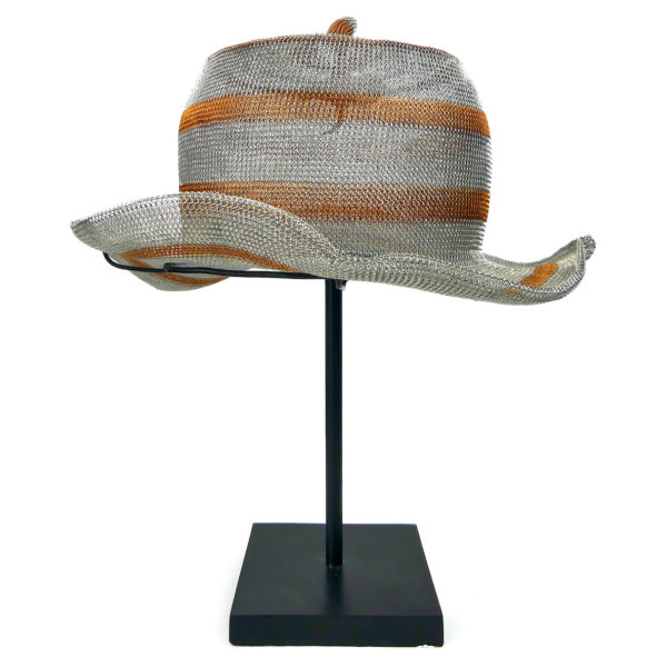 Chapeau Sumba tissé en fils d'argent et cuivre traditionnel Ikat Timor Indonésie (profil)