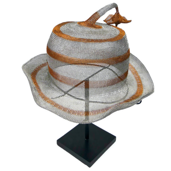 Chapeau Sumba tissé en fils d'argent et cuivre traditionnel Ikat Timor Indonésie (dessus 3/4)