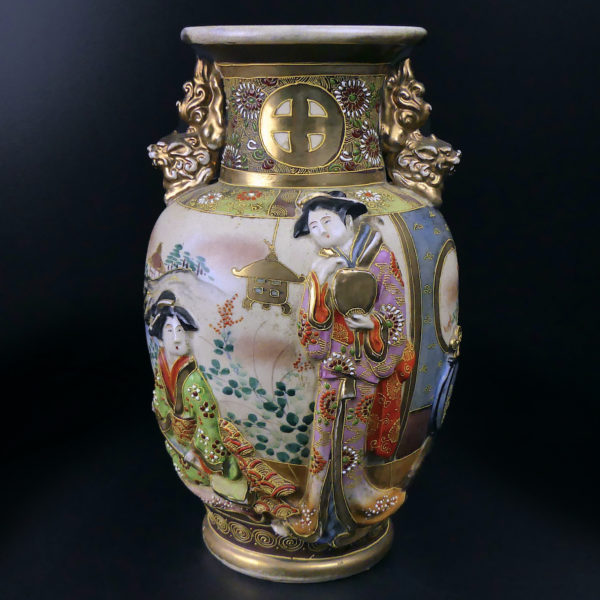 Pot Satsuma ancien aux lions gardiens dorés du clan Shimazu Début XXe (face)