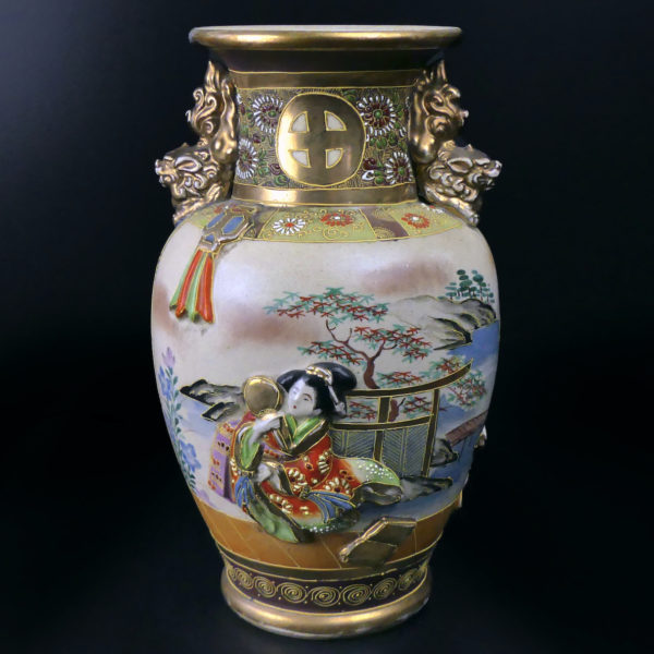 Pot Satsuma ancien aux lions gardiens dorés du clan Shimazu Début XXe (face)