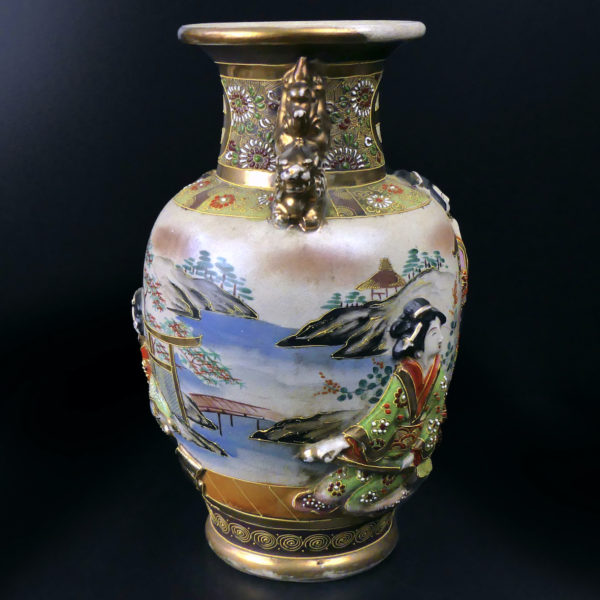 Pot Satsuma ancien aux lions gardiens dorés du clan Shimazu Début XXe (profil)