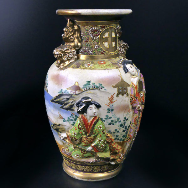 Pot Satsuma ancien aux lions gardiens dorés du clan Shimazu Début XXe (3/4)
