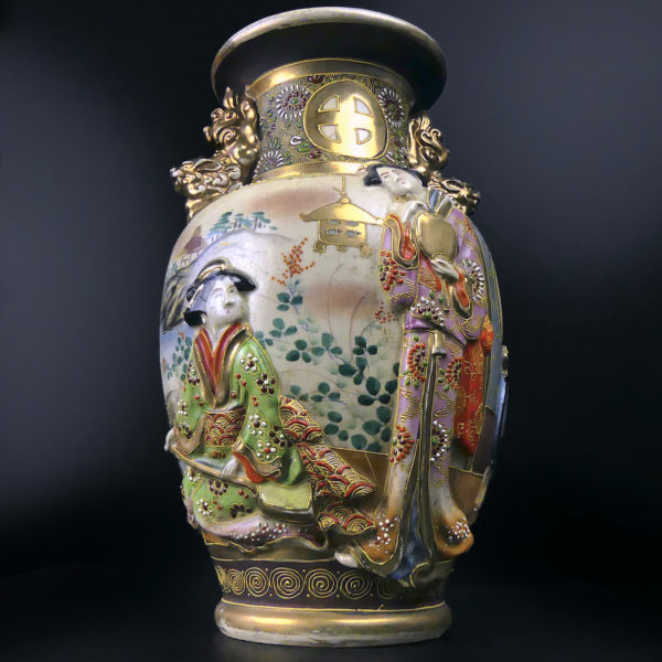 Pot Satsuma ancien aux lions gardiens dorés du clan Shimazu Début XXe (face)