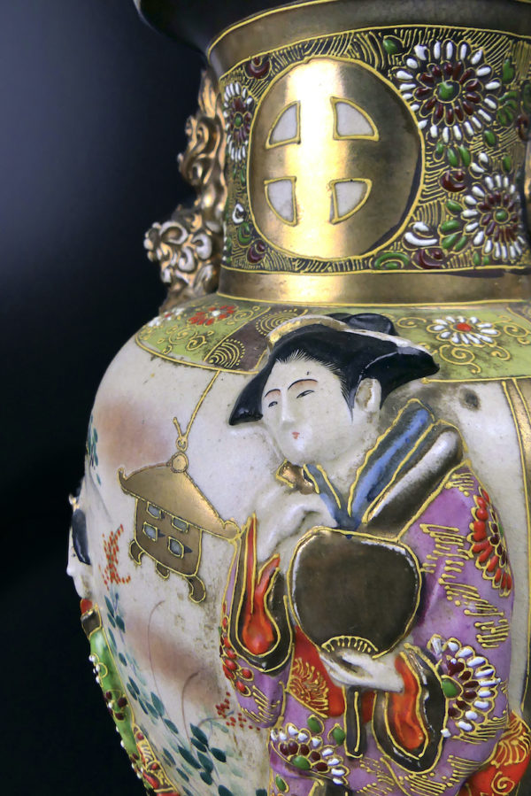 Pot Satsuma ancien aux lions gardiens dorés du clan Shimazu Début XXe (détail)