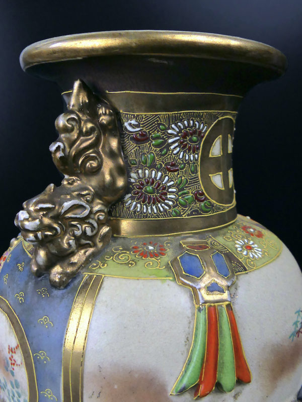 Pot Satsuma ancien aux lions gardiens dorés du clan Shimazu Début XXe (détail)
