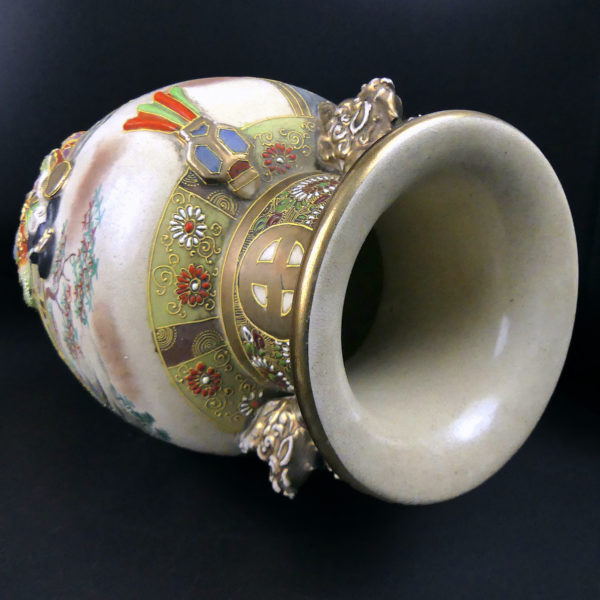 Pot Satsuma ancien aux lions gardiens dorés du clan Shimazu Début XXe (dessous 3/4)