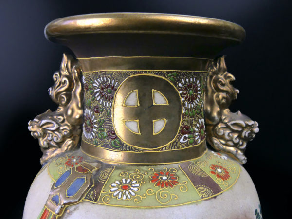 Pot Satsuma ancien aux lions gardiens dorés du clan Shimazu Début XXe (détail)