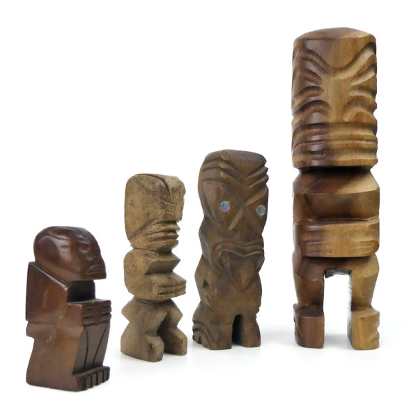 Famille de 4 tikis polynésiens sculptés en bois précieux Pacifique