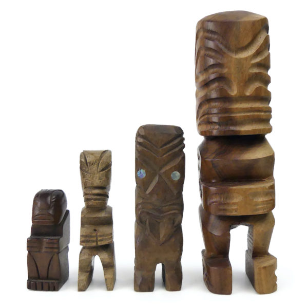 Famille de 4 tikis polynésiens sculptés en bois précieux Pacifique (face)