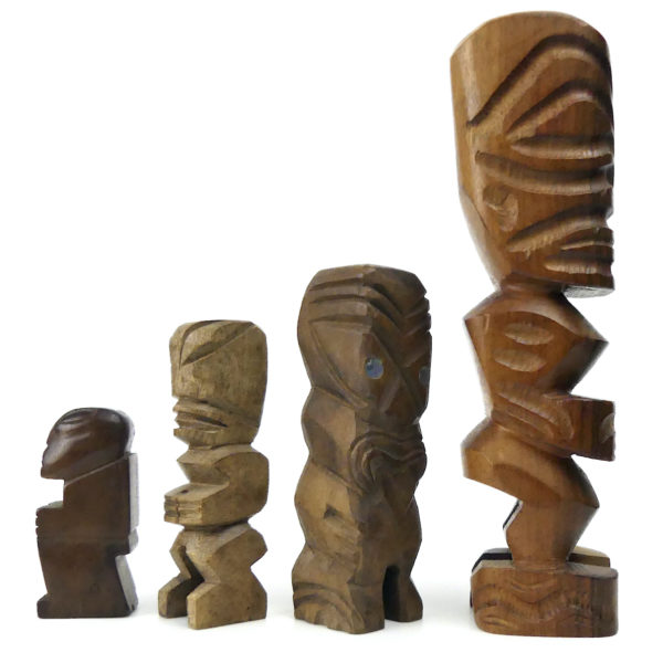 Famille de 4 tikis polynésiens sculptés en bois précieux Pacifique