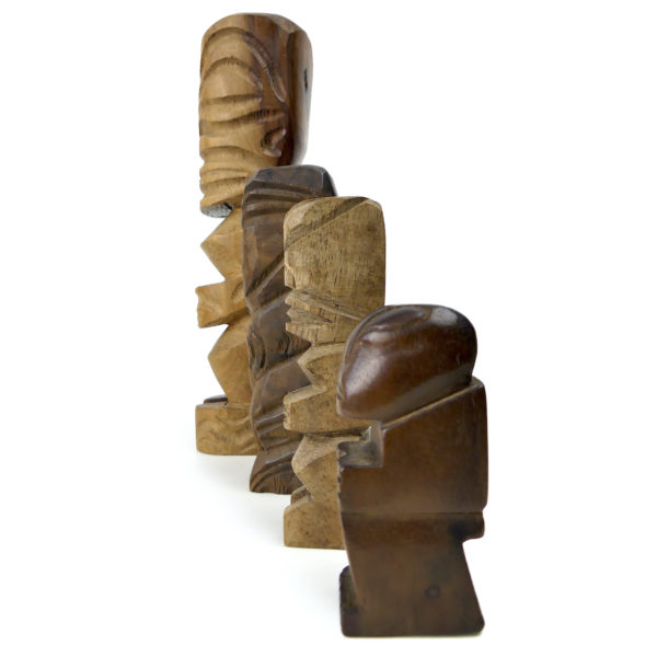 Famille de 4 tikis polynésiens sculptés en bois précieux Pacifique (profil)