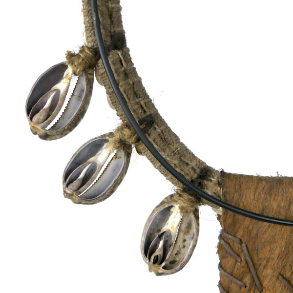 Grand plastron papou de cérémonie sur socle (détail)