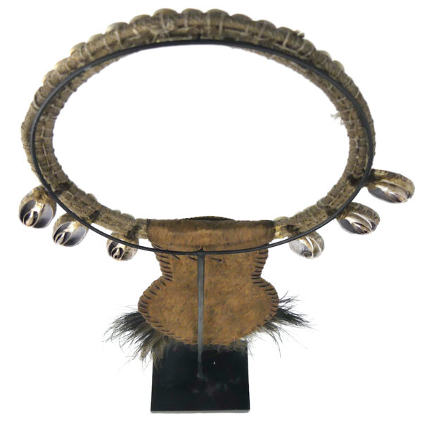 Grand plastron papou de cérémonie sur socle (dessus)