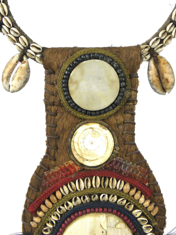 Grand plastron papou de cérémonie sur socle (détail)