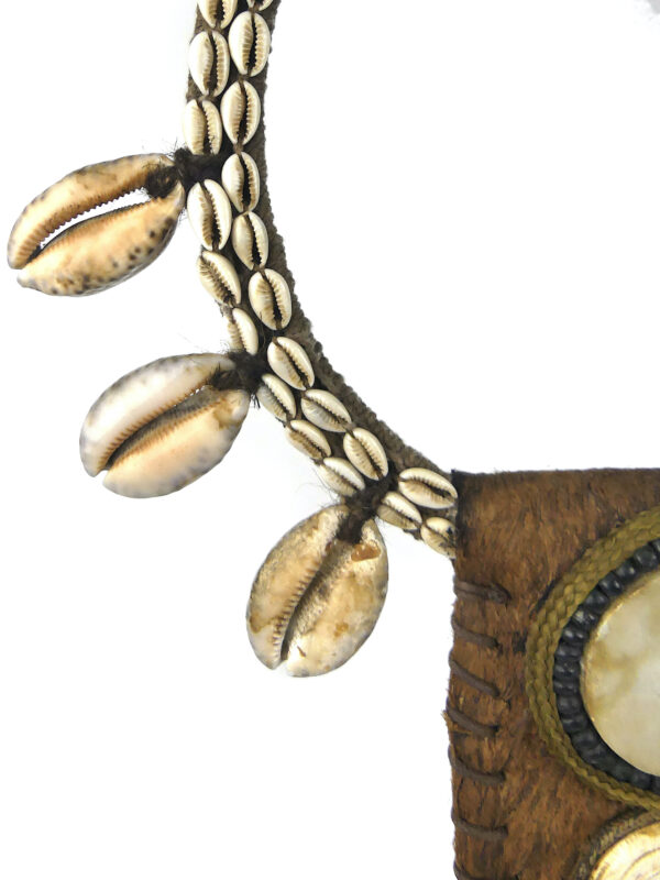 Grand plastron papou de cérémonie sur socle (détail)