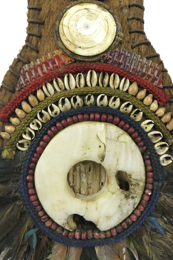 Grand plastron papou de cérémonie sur socle (détail)