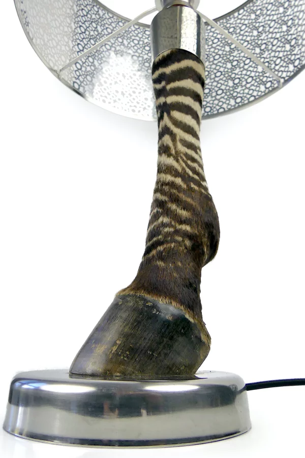 Grande lampe zèbre sur socle et abat-jour en métal Lampe design (détail)