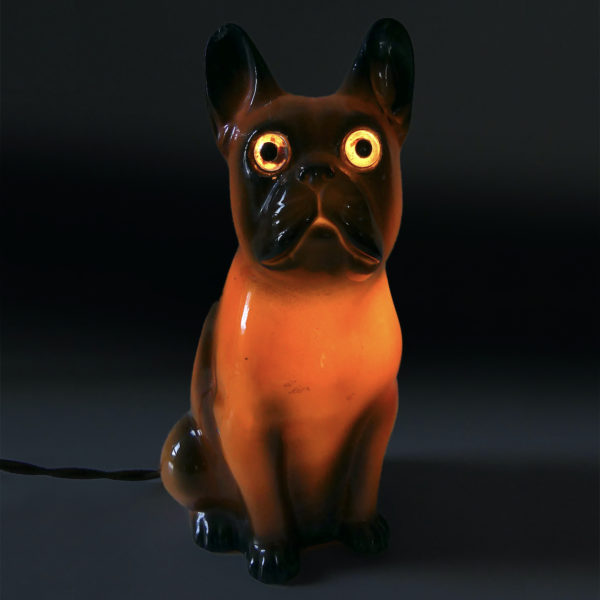 Veilleuse bouledogue en porcelaine du début XXe Déco rétro (allumée)
