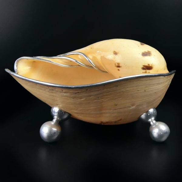 Grande coupe Melo Amphora sur 4 pieds ronds en aluminium Orfèvrerie (face)
