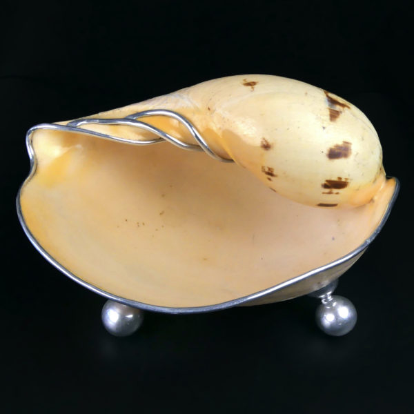Grande coupe Melo Amphora sur 4 pieds ronds en aluminium Orfèvrerie (dessus 3/4)