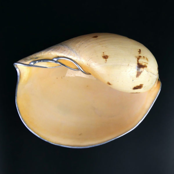 Grande coupe Melo Amphora sur 4 pieds ronds en aluminium Orfèvrerie (dessus)
