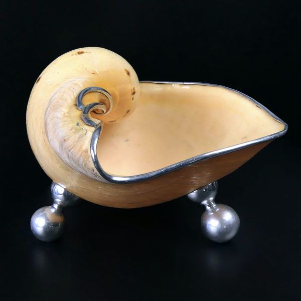 Grande coupe Melo Amphora sur 4 pieds ronds en aluminium Orfèvrerie (profil)