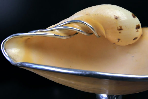 Grande coupe Melo Amphora sur 4 pieds ronds en aluminium Orfèvrerie (détail)