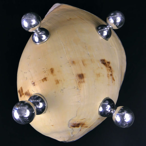 Grande coupe Melo Amphora sur 4 pieds ronds en aluminium Orfèvrerie (dessous)