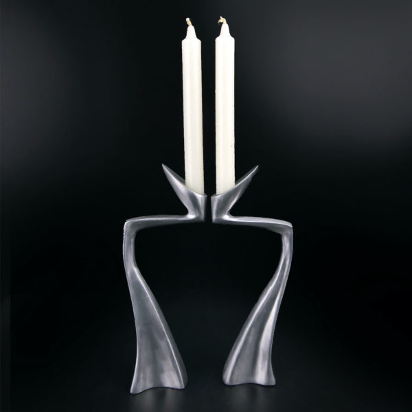 Deux chandeliers Swan en aluminium du designer britannique Matthew Hilton 80's (face)