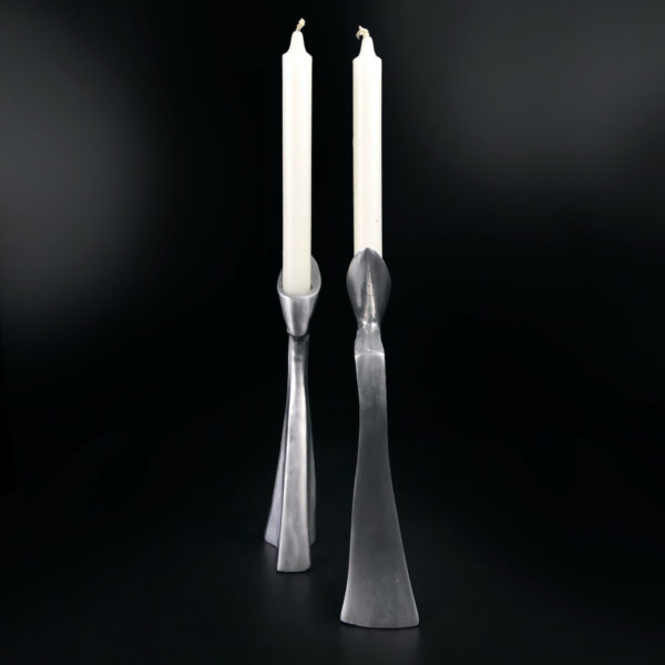 Deux chandeliers Swan en aluminium du designer britannique Matthew Hilton 80's (profil)