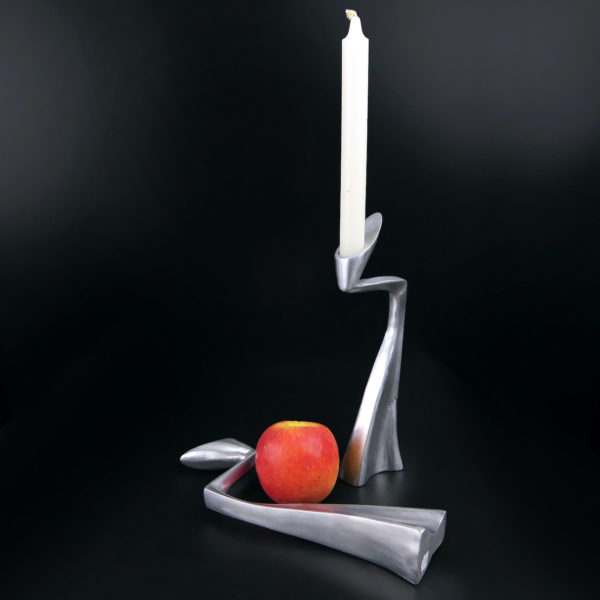 Deux chandeliers Swan en aluminium du designer britannique Matthew Hilton 80's (proportion)