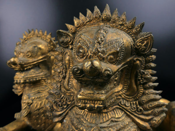 Paire de lions Singha allongés gardiens de temple en bronze doré Chiens de fô XIXe Thaïlande (détail)