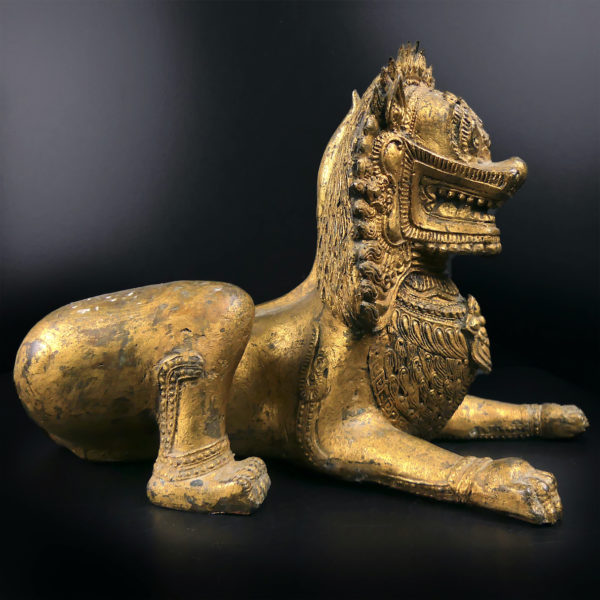 Paire de lions Singha allongés gardiens de temple en bronze doré Chiens de fô XIXe Thaïlande (profil)