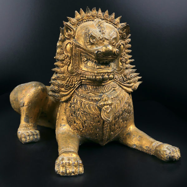 Paire de lions Singha allongés gardiens de temple en bronze doré Chiens de fô XIXe Thaïlande (face)
